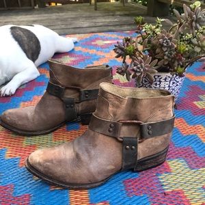 Freebird women’s distressed boot size 9/39